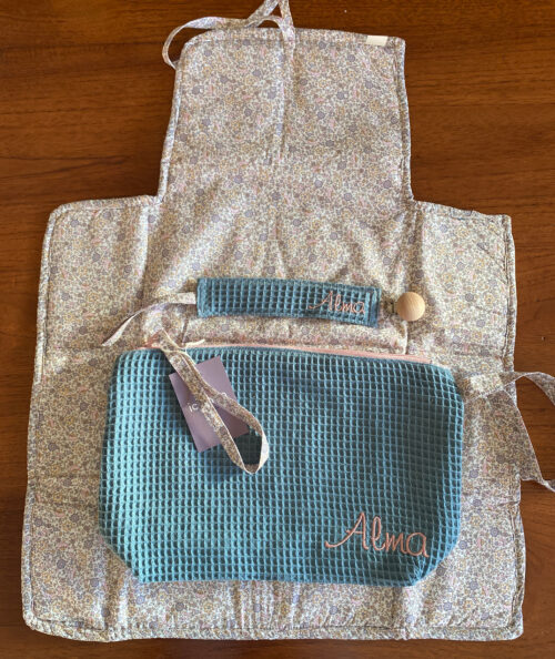 Baby set: toiletry bag, changing mat and pacifier clip