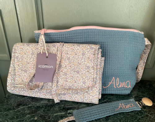 Baby set: toiletry bag, changing mat and pacifier clip