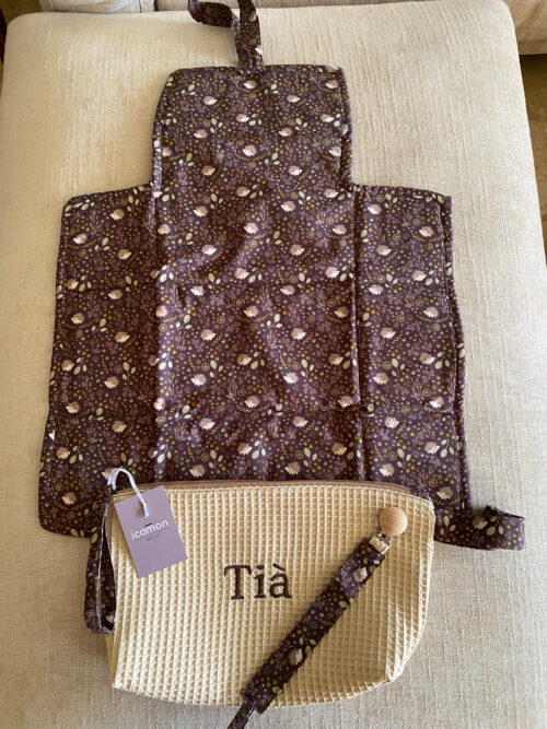 Baby set: toiletry bag, changing mat and pacifier clip