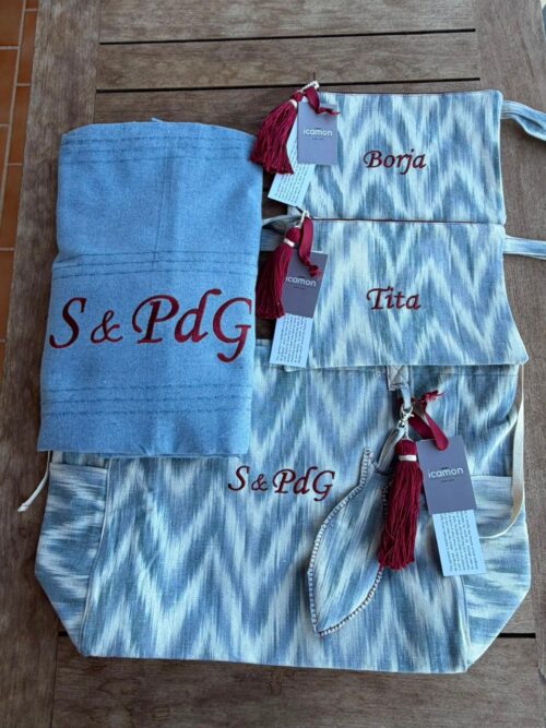 Conjunto de bolso de playa, neceser y toalla en tonos grises con nombres e iniciales bordados