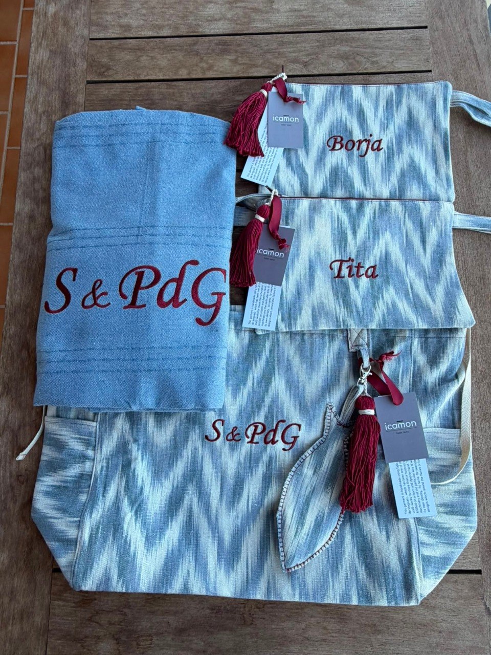 Conjunto de bolso de playa, neceser y toalla en tonos grises con nombres e iniciales bordados