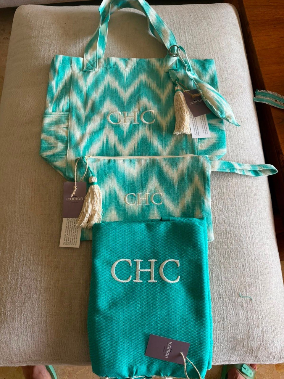 Bolso de playa, neceser y toalla turquesa personalizados con iniciales