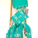Conjunto de bolso de playa, neceser y toalla en tonos turquesa con iniciales bordadas