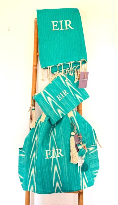 Conjunto de bolso de playa, neceser y toalla en tonos turquesa con iniciales bordadas
