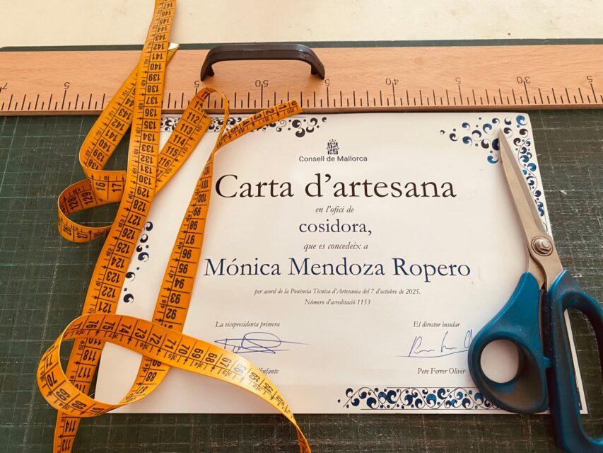 Carta d’artesana certificate awarded to Mónica Mendoza Ropero by the Consell de Mallorca