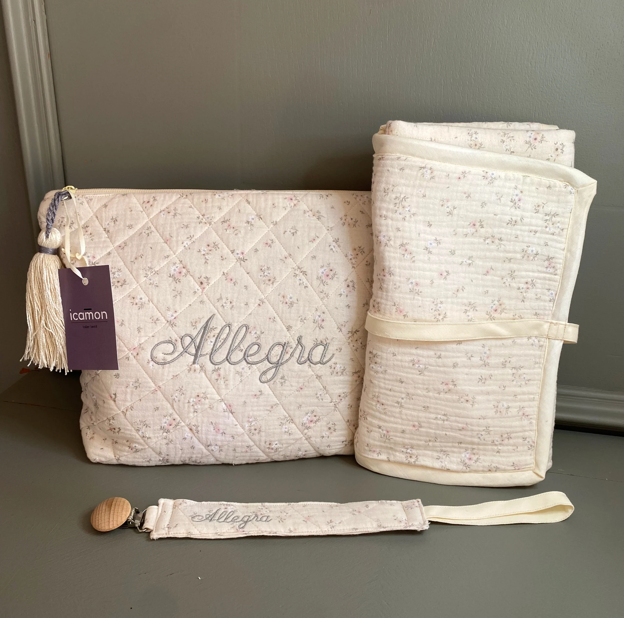 Neceser floral con el nombre Allegra bordado y accesorios textiles a juego