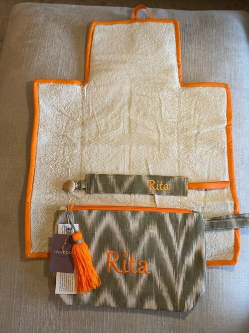 Conjunto bebé de lenguas mallorquinas gris con bordado Rita y remates naranjas