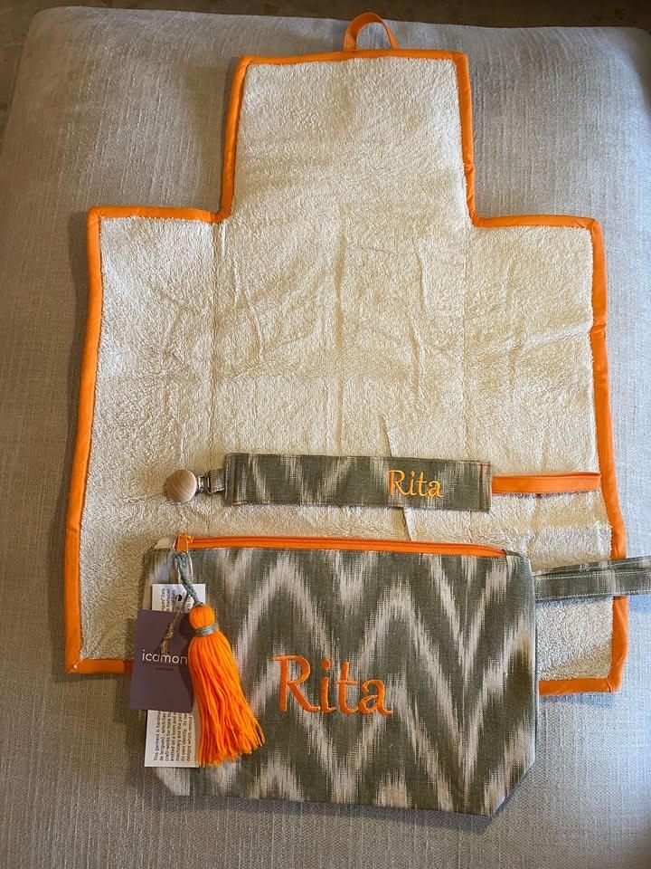 Conjunto bebé de lenguas mallorquinas gris con bordado Rita y remates naranjas Conjunto bebé de lenguas mallorquinas gris con bordado Rita y remates naranjas